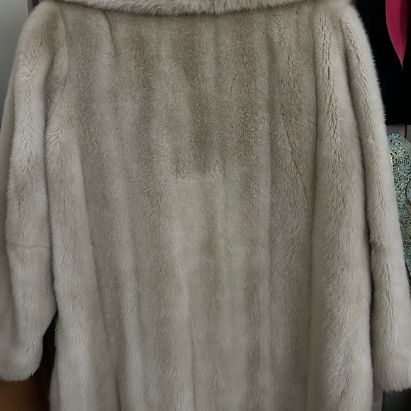 🤍 Vintage MINCARA by Russel Taylor Faux Fur Coat – Luxe Cream / Ivory 🤍 - Picture 7 of 7